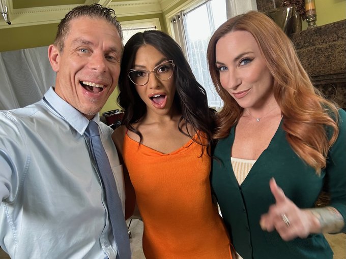 On set with Brazzers beauties https://t.co/VfutW588hx<a href="/tag/abs"class="tags"><span>#abs</span></a><a href="/tag/fit"class="tags"><span>#fit</span></a><a href="/tag/sunshine"class="tags"><span>#sunshine</span></a><a href="/tag/monday"class="tags"><span>#monday</span></a><a href="/tag/entertainment"class="tags"><span>#entertainment</span></a><a href="/tag/mondaymotivation"class="tags"><span>#mondaymotivation</span></a>
