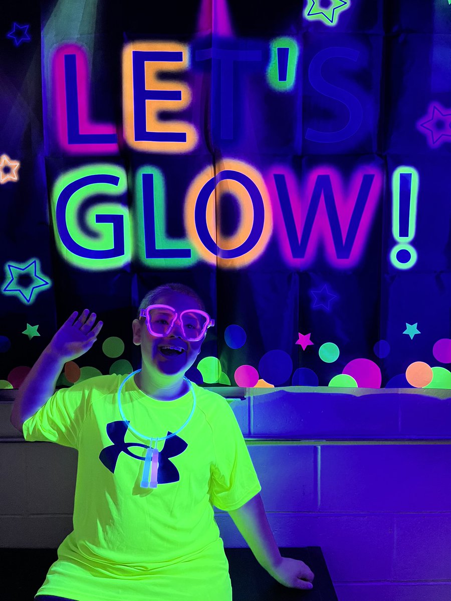 mwyllie2's tweet photo. Learning can be fun! These kids did so much reading and writing today. Nicely done @BrionyDaley with Glow Day! #bringjoytolearning #creatingmemories #grade4 @HrceLiteracy @ChebuctoH https://t.co/QU0JKPmcZc