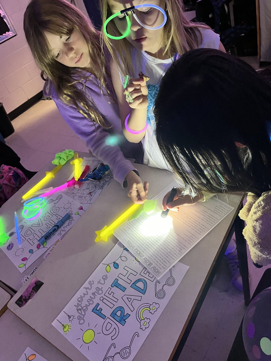 mwyllie2's tweet photo. Learning can be fun! These kids did so much reading and writing today. Nicely done @BrionyDaley with Glow Day! #bringjoytolearning #creatingmemories #grade4 @HrceLiteracy @ChebuctoH https://t.co/QU0JKPmcZc