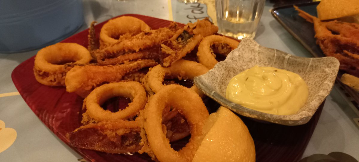 AdrianJMcManus's tweet photo. Qué bien se come en Grecia. Aquí en #Rifaki #Pollonia #Milos hojas de parra rellenas de entrante y luego calamar del día frito y salmonetes también fritos. https://t.co/ZAaz7nWOsk
