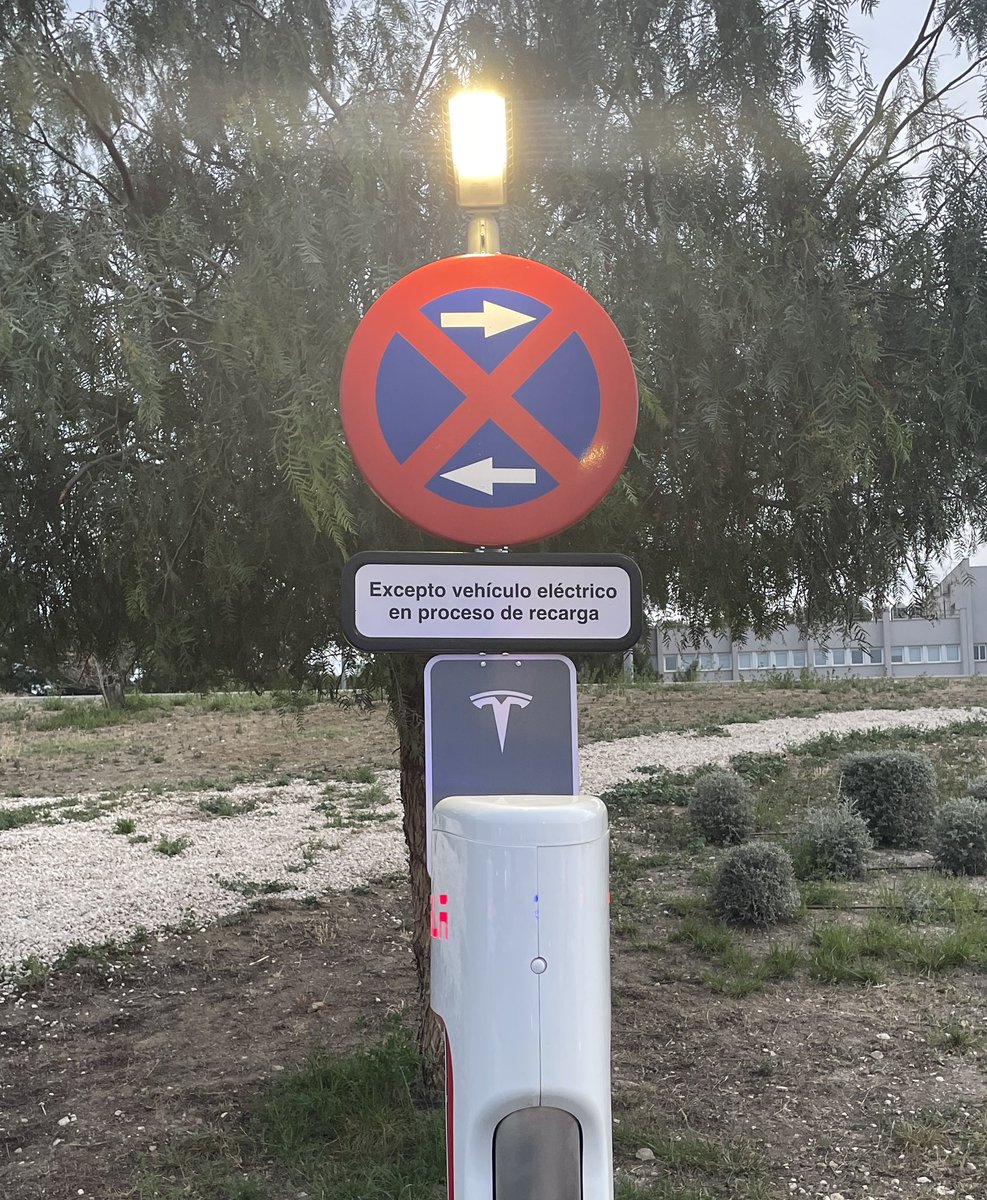 Se ve que ni los jienenses ni la <a href="/local_jaen/">Policía Local de Jaén</a> saben de la importancia de que  <a href="/TeslaCharging/">Tesla Charging</a> ponga 12 cargadores en Jaén capital. Si yo fuera <a href="/Tesla/">Tesla</a>  los desmontaba mañana mismo. 
60% de las plazas ocupadas como plaza de aparcamiento. <a href="/ClubTeslaES/">Tesla Owners España</a> <a href="/DiarioJAENes/">Diario JAÉN</a>