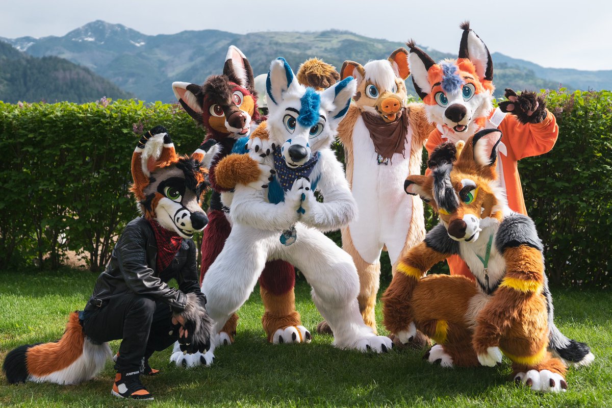 The mischief called Muttzilla family gathered once again at Furizon Beyond in Italy

📸 @/KitaKettu 
📍@FurizonEvents