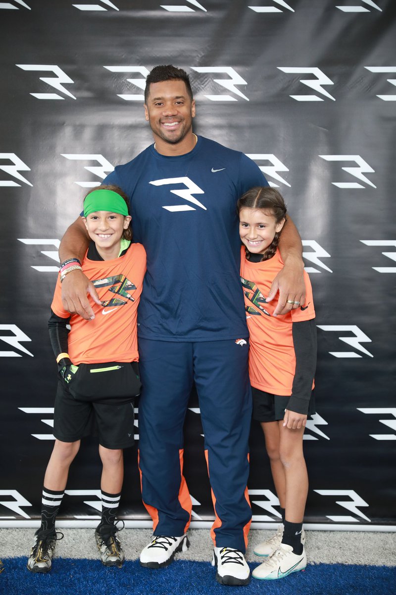 Individual photos with <a href="/DangeRussWilson/">Russell Wilson</a> are now available for download.

Calling all parents/guardians: check your email. 🙌