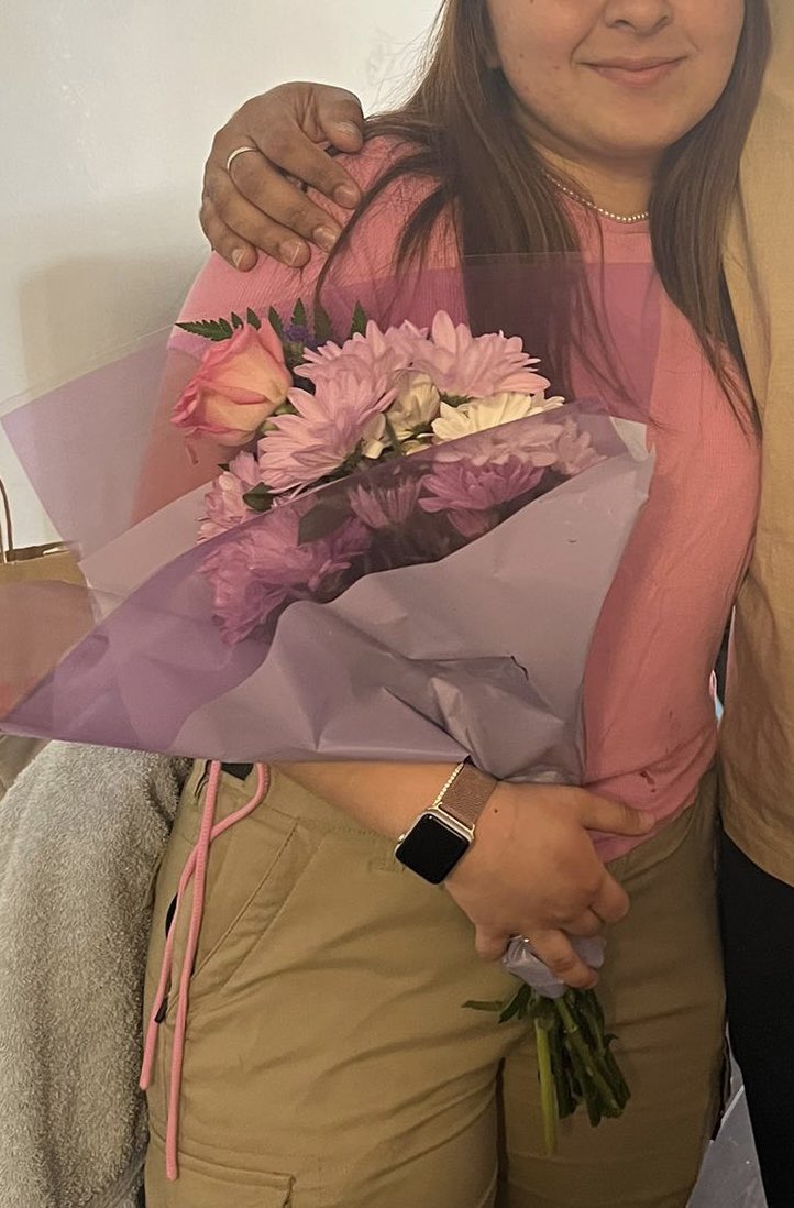 acancona_'s tweet photo. Detallista nivel: hace que las flores combinen con mi outfit de ese día https://t.co/cjhkc2cYri