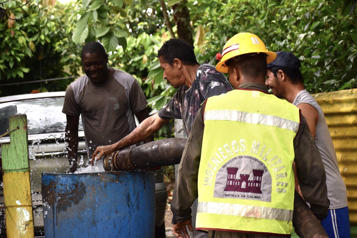 ManuelGondi's tweet photo. #AEstaHora | Nuestros #IngenierosMilitares de la #Brigada14 realizan el abastecimiento de agua potable a la población de la vereda La Primavera, jurisdicción del municipio de Cimitarra, Santander, que se encuentra sin este líquido vital. 

#SoldadoEsServicioSocial https://t.co/uUhl0Mg07T