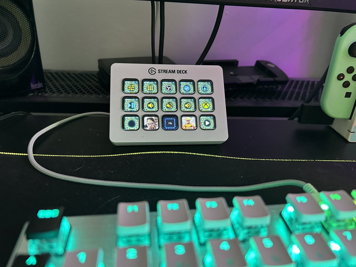 Die Neewer Leuchten, Leuchten mich aus 😂. Nervige Dinger. Bei einem ist auch das Stativ recht schnell kaputt gegangen. Der Greenscreen ist von Streamplify, den ich von <a href="/EinfachObli/">Obli</a> gewonnen habe. Danke noch Mal! Dann kommt noch ein Streamdeck dazu sowie eine Logitech Streamcam.