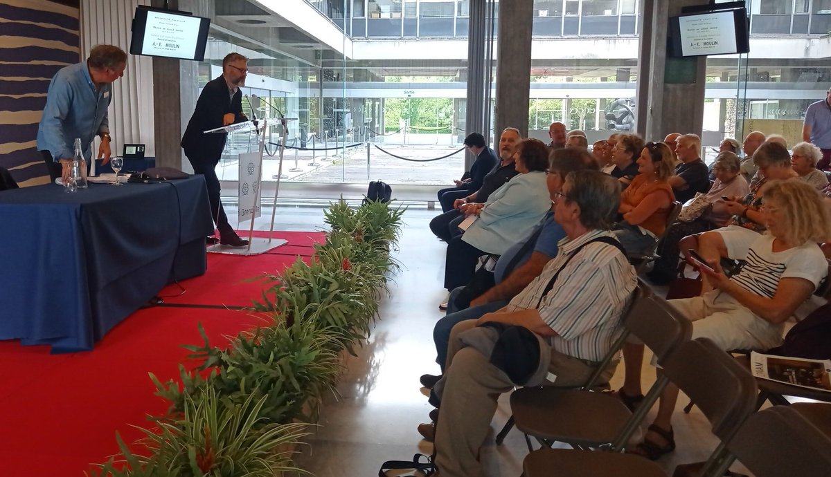 FrancescaGary's tweet photo. @GilEmprin historien nous parle ce soir de #JeanMoulin et #GastonValois
(son petit fils Gaston au 1er rang ici) @EmmanuelCarroz introduit la conférence de ce soir, @VilledeGrenoble 2023 anniversaire #ConseilNationaldelaResistance +présence de @JacquelinePeters prèsidte #Anacr https://t.co/nswKTEJwRO