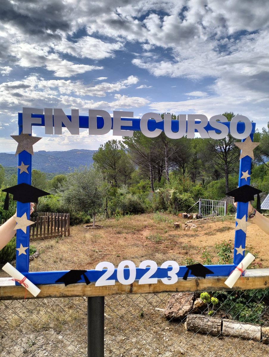 ampabaleares's tweet photo. ¿Quieres una 📸 en nuestro maravilloso y versátil #photocall? 😁

Busca a la fotógrafa el próximo viernes por la tarde en nuestra #fiestafindecurso del @CEIPMditerraneo ¡estará encantada de inmortalizar el momento con tu familia y amig@s! 💚 https://t.co/iViSEtfag0
