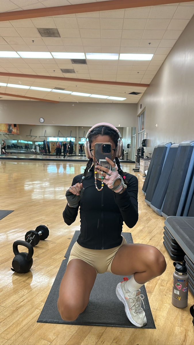 emmy banks ⭐️ porn princess on Twitter: "u can’t help but perv on me 🫶🏽"