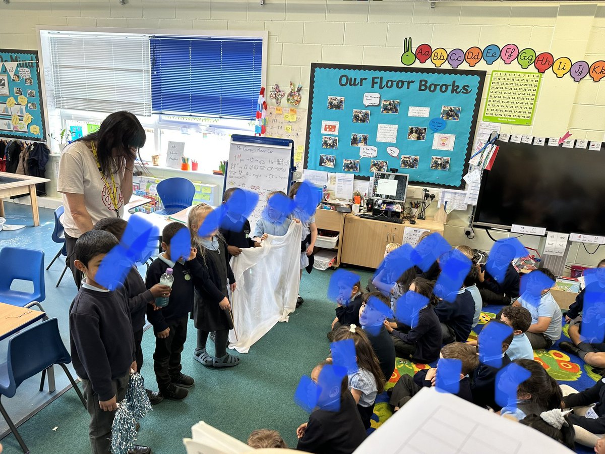 Hillyfield_E17's tweet image. 60 under 5’s, working in four teams, accompanied by a live sound team, retelling the story of We’re Going on a Bear Hunt?! Only possible with the lovely Lottie to guide us! #Receptionhill @MagicBoxE17 @MichaelRosenYes