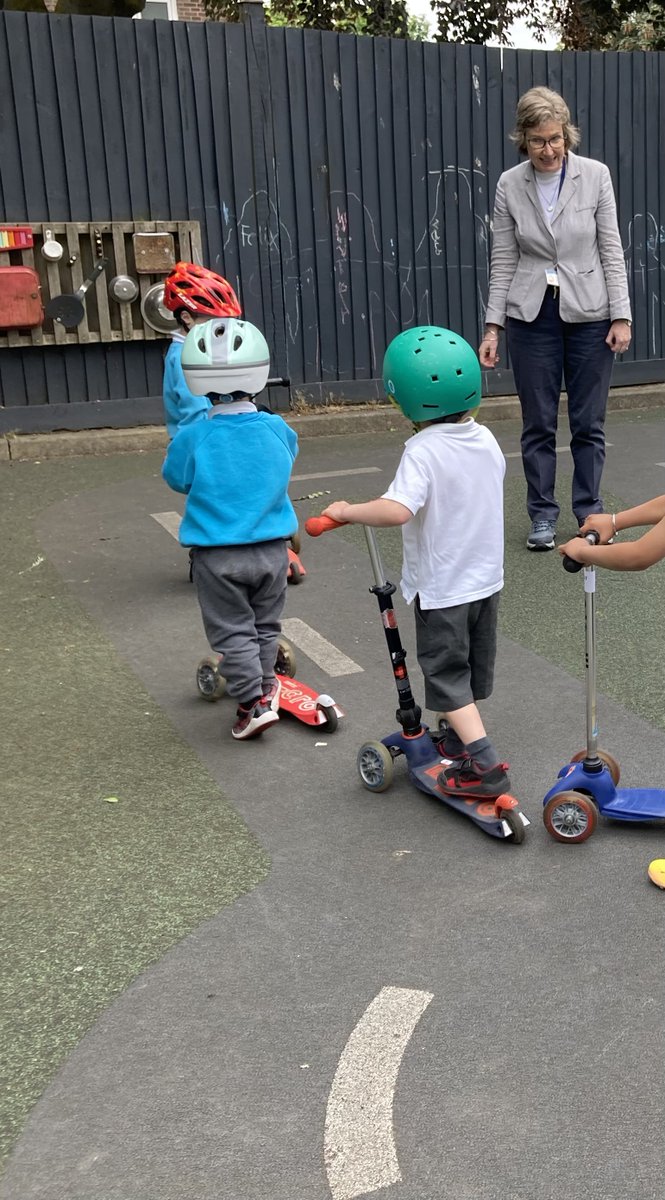 Nursery took part in a scooter training workshop today to learn about being safe on the roads with Vivienne Harris from the Road Safety Team at Southwark Council.
#roadsafety #scootertraining #EYFS