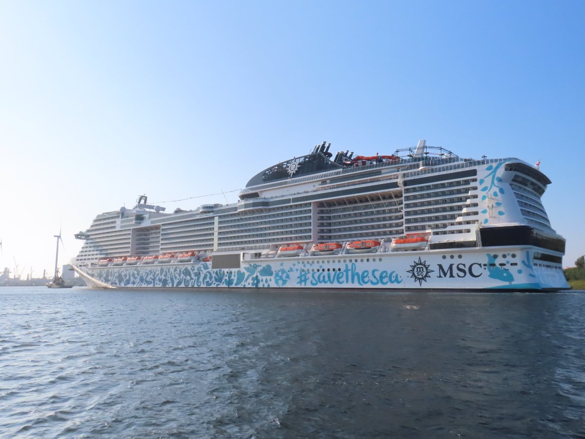 CruiseReiziger's tweet image. De gloednieuwe #MSCEuribia van @MSCCruisesNL straalt onder een heerlijk zonnetje op weg van @cruiseterminal naar de sluis van IJmuiden. 🌞🚢😍 
De prachtige foto&apos;s zijn van Bas Groen. 📷👏