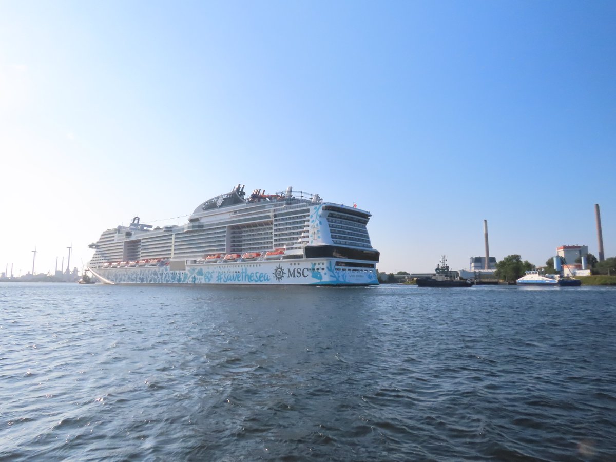 CruiseReiziger's tweet image. De gloednieuwe #MSCEuribia van @MSCCruisesNL straalt onder een heerlijk zonnetje op weg van @cruiseterminal naar de sluis van IJmuiden. 🌞🚢😍 
De prachtige foto&apos;s zijn van Bas Groen. 📷👏