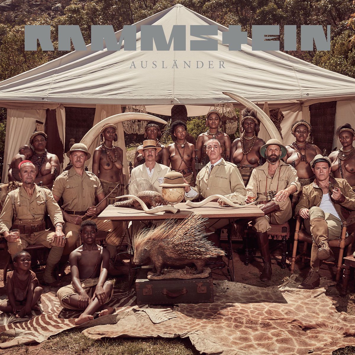 Enthusiast_Q's tweet photo. Throwback als Rammstein sich als Kolonialherren mit halbnackten schwarzen Personen haben ablichten lassen für ihren Song “Ausländer” 

Aber ist ja nur Kunst und sollte wahrscheinlich auch nur das Gegenteil darstellen 

Also voll die Antirassisten 🤡🚮 https://t.co/Yx7UAhGW6J