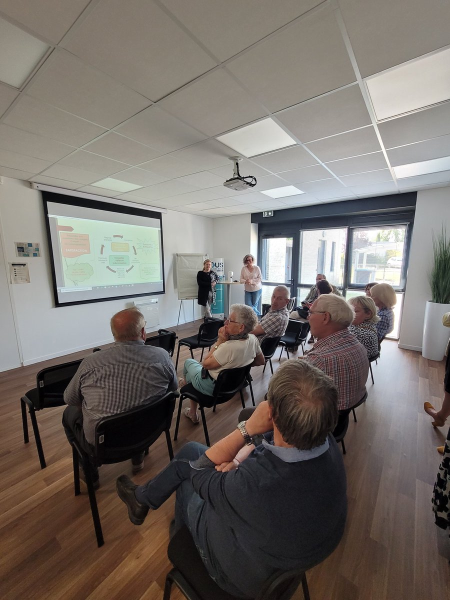 Aujourd'hui, l'agence @poleemploi_HDF de Bapaume a ouvert ses portes aux élus locaux pour leur présenter ses différents services : 18 maires ont suivi le parcours d'un demandeur d'emploi de son inscription à son retour à l'emploi. Échanges nombreux et riches 👍 #AvecPôleEmploi