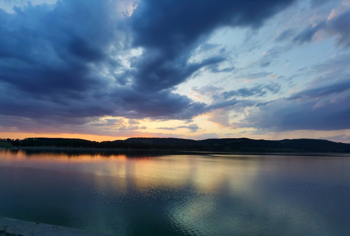 [ #DIRECT 🔴 ] Magnifique coucher de soleil ce mardi soir au-dessus du Lac de #Panthier #CôtedOr avec quelques faibles #averses circulant localement 🌦️⛅