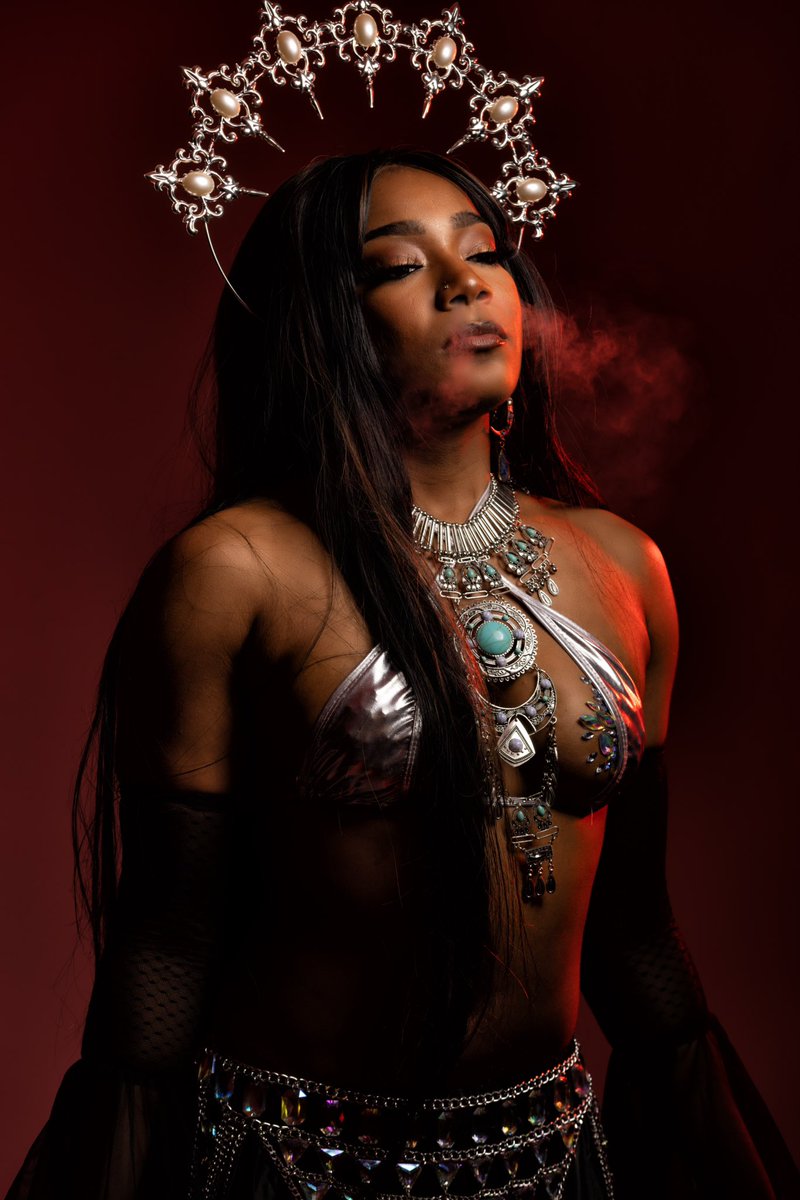 Zaynah Bear 🇹🇹 on Twitter: "Regular outfit vs. last minute ass Cosplay"