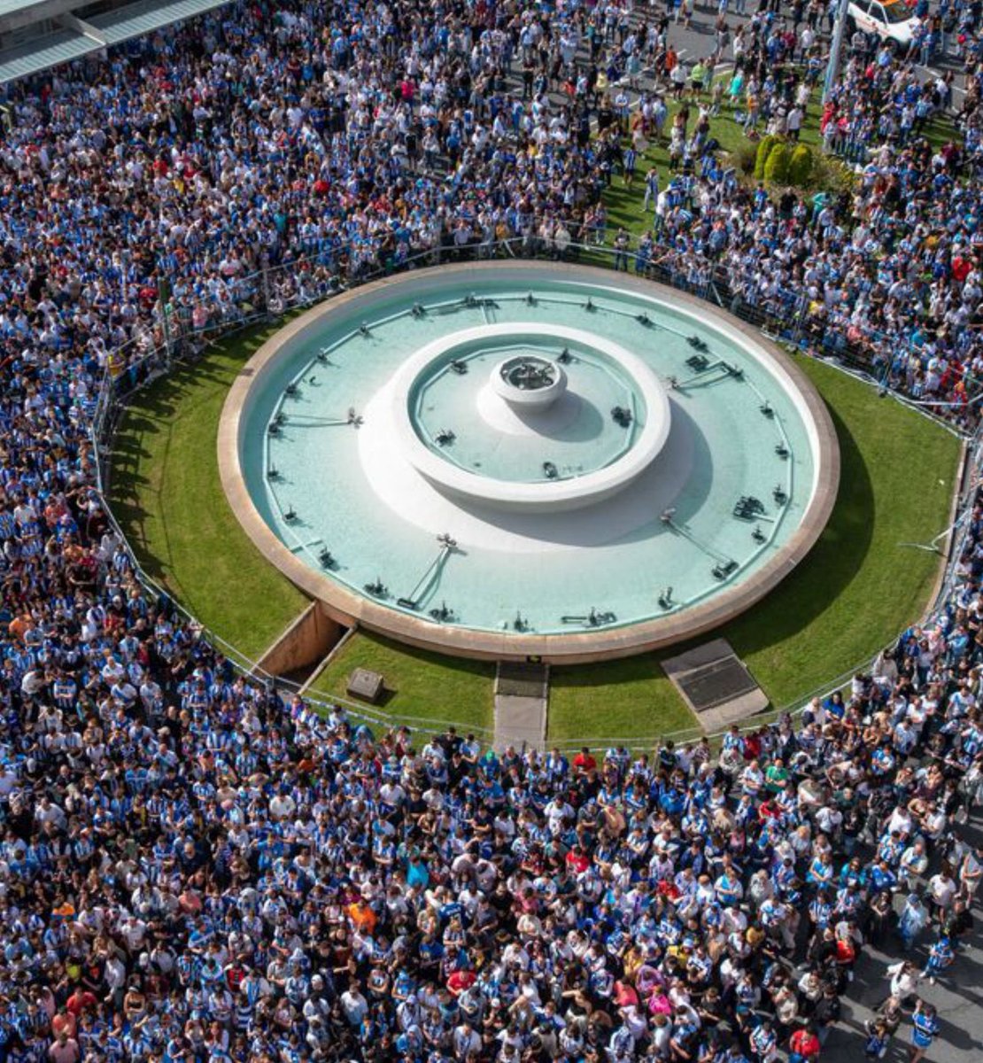 Milkiko18's tweet photo. Sería bueno poner pantallas en cuatro Caminos para estar la afición unida este finde semana. 💙🤍
@ConcelloCoruna @inesreygarcia https://t.co/OgLc26qzTH