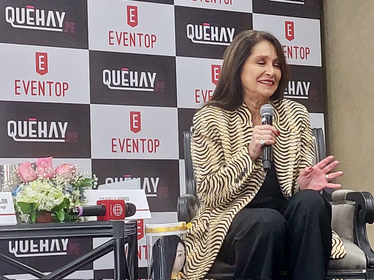 yreneveronica's tweet photo. Gatashowtv en conferencia de prensa Daniela Romo. https://t.co/cOpI9UXy3M