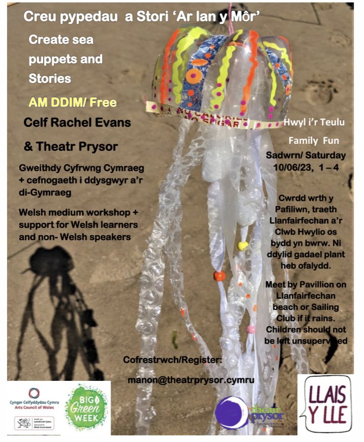 Hwyl i’r teulu ar draeth Llanfairfechan pnawn Sul . Family fun on Llanfairfechan beach Sunday afternoon