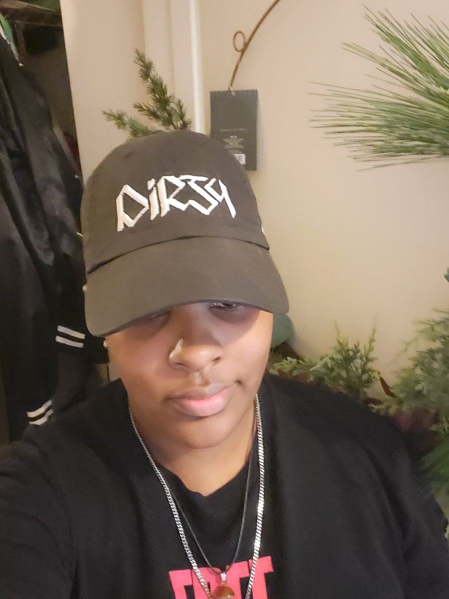 beyondbinary91's tweet image. This is still our favorite @JanelleMonae shirt from the #DirtyComputer Era. Oh yeah and lets not forget the hat. #StayDirty #FreeAssMuthaFucka
