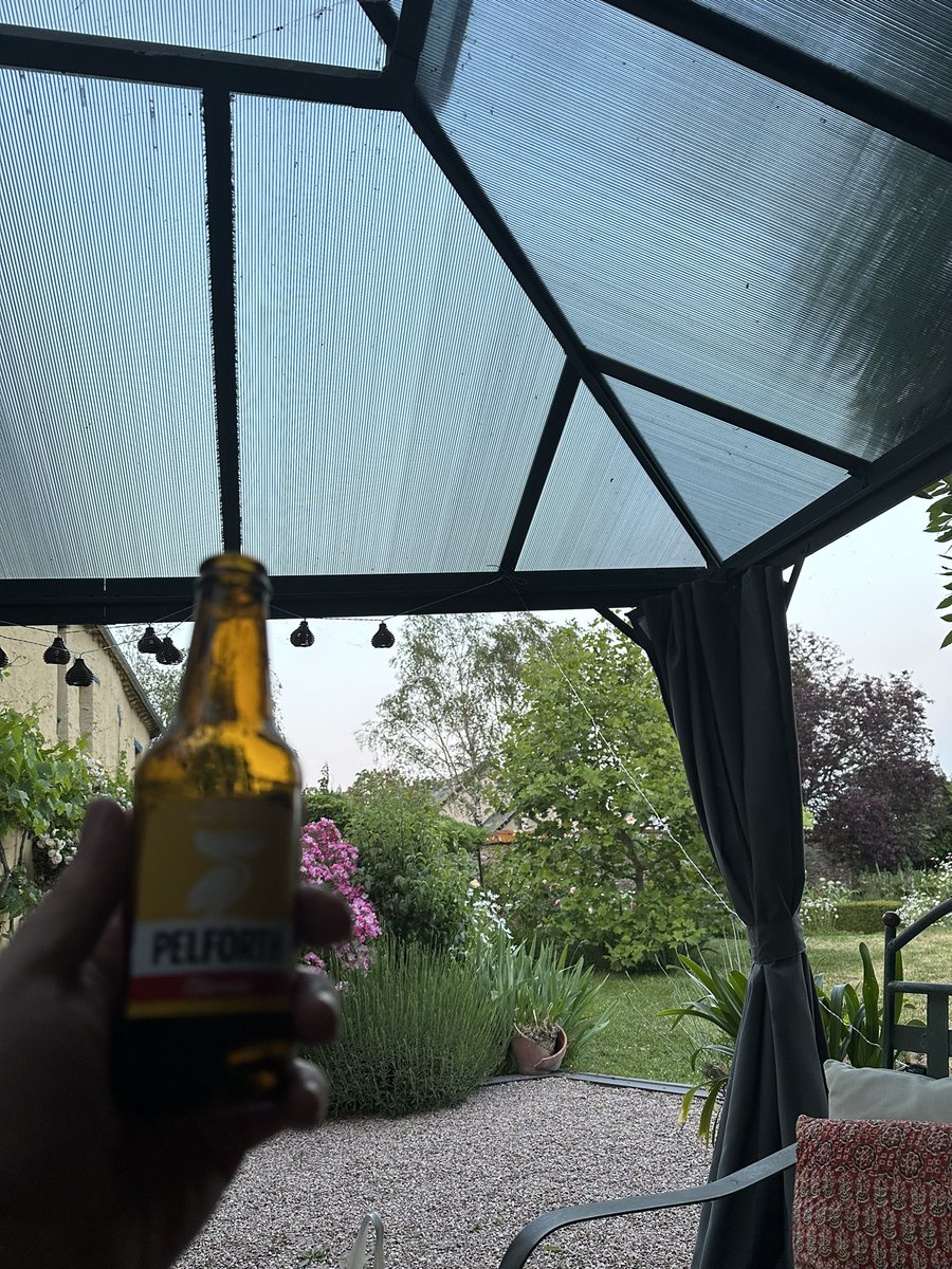 BigKahunaStylee's tweet photo. Seems #bedsonline scammed our travel agent, bunch of cunts and told them so over the phone. They hung up, rumbled for telling lies. TA sorted alternative accommodation for us and winged us £100 by way of apology. What a day but now chilling https://t.co/WGiMxE6O96