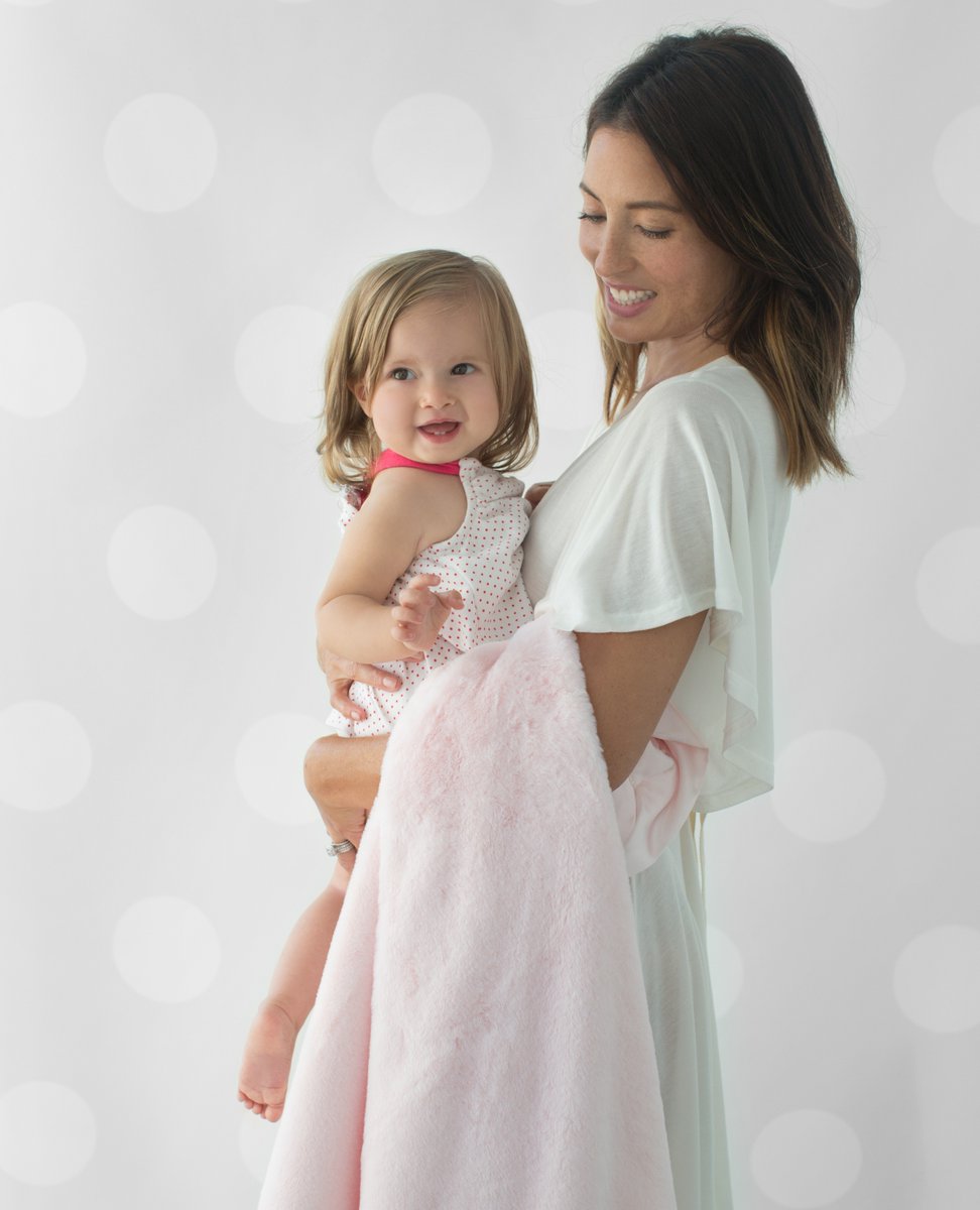 Little Giraffe Love 💌

We have 2 of these because my kids (1 &amp; 3) were fighting over the one we had... they are soft, thick, warm and obviously sought after. This blanket holds up -- it washes well and stains don't stay - LOVE IT!

l8r.it/xyUf