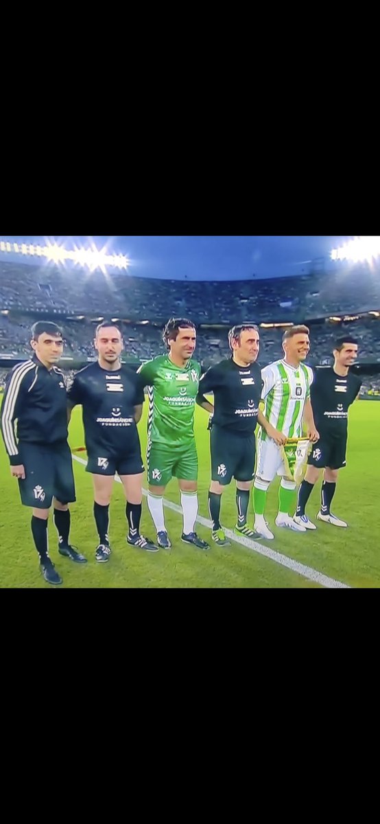 Cuánta clase en una foto!! Aupa @joaquinarte y aupa @carrusel !! Finísimos @itu_edu @danialvarezvi @Jorgeescorial @DdeGustin y @BZarandona dando un festival en el verde. ⚽️⚽️⚽️⚽️⚽️⚽️ El mejor homenaje que jamás vi a un futbolista de nuestra Liga. Muy grande el @RealBetis