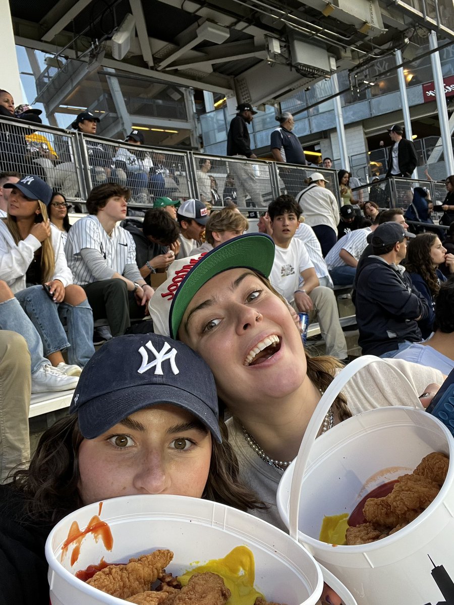 madconroy9's tweet photo. you know what time it is #chickenbucket https://t.co/TrlIROOOoi