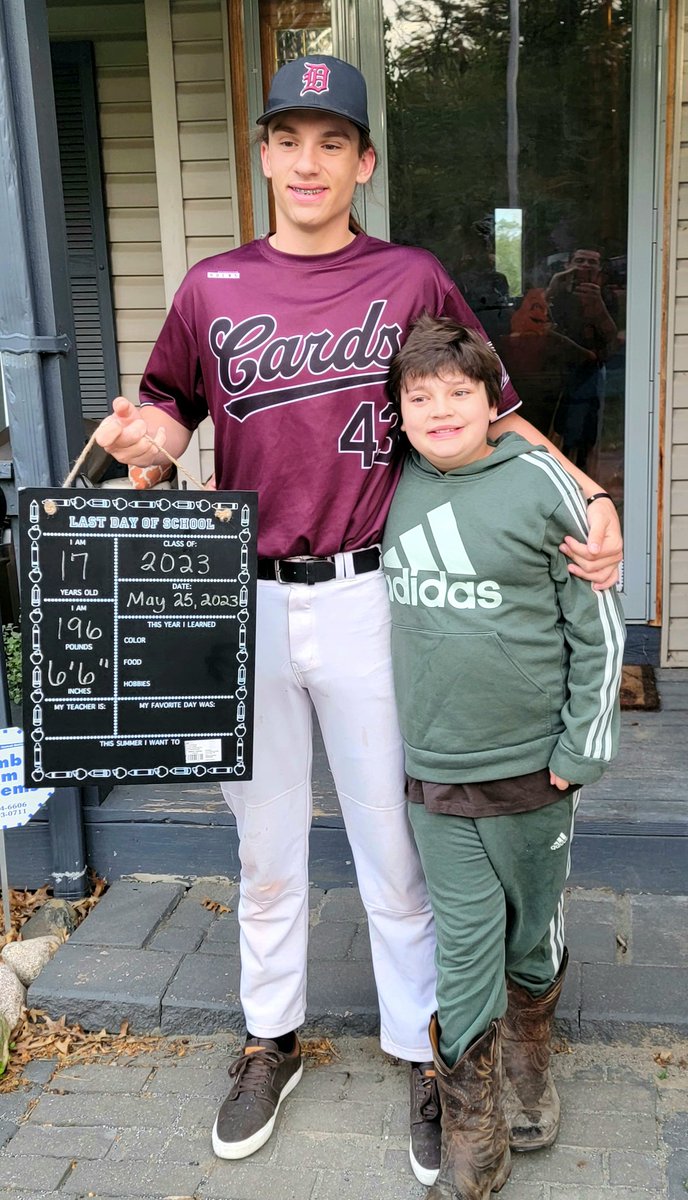 vgilbert3's tweet photo. Verle Gilbert Principal of #Hahnintermediate @DavisonSchools checking-in to #MemspaChat
Senior night and last day for @GilbertVerle
#WeChop #ThrowChedU
@michiganbraves https://t.co/94KUpTGbZV