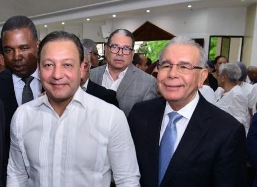PLDenlinea's tweet photo. El ex Presidente @DaniloMedina hace la aclaración de que no será el coordinador de la campaña del @PLDenlinea, aunque colaborará y estará al lado del candidato @AbelMartinezD.

AMPLIAR:
https://t.co/xIBVizE1fW https://t.co/g6hZW4EW7R