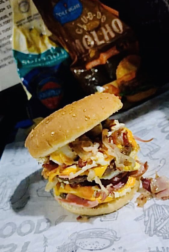 Renata_lanches's tweet photo. “Eu adoro, eu me amarro” 🥵🤤🍔
.
.
#hamburguer #xbacon #gostomuito https://t.co/LZCTP55GAw