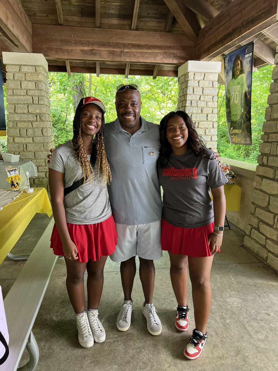 Congrats to the Ebony and Essence!!! @BlackGirlHockey @BGHC_Canada @3yearoldskater @spencerwatson96 @elindsay08 @hkymom99 @AfricanHockey @FatouSadio @chanelly37 @saroyatinker71 Next stop Wittenberg!!! @CIHockeyClub @EbonyWyse