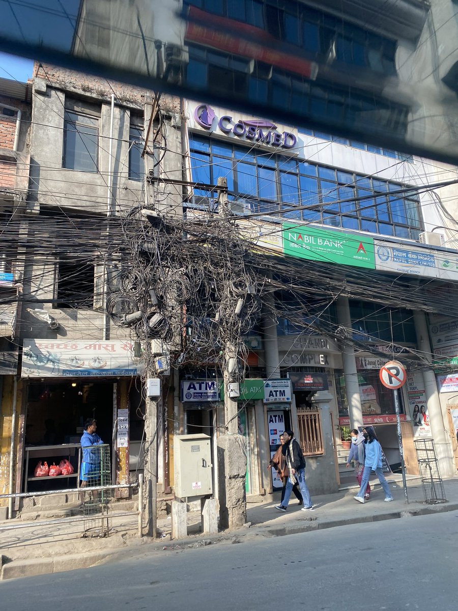 juliuzickboy's tweet photo. Kabel-kabel listrik paling jahanam yang pernah gw temuin adanya di Nepal &amp; Bangladesh sih. https://t.co/uuYeeLV6Vi