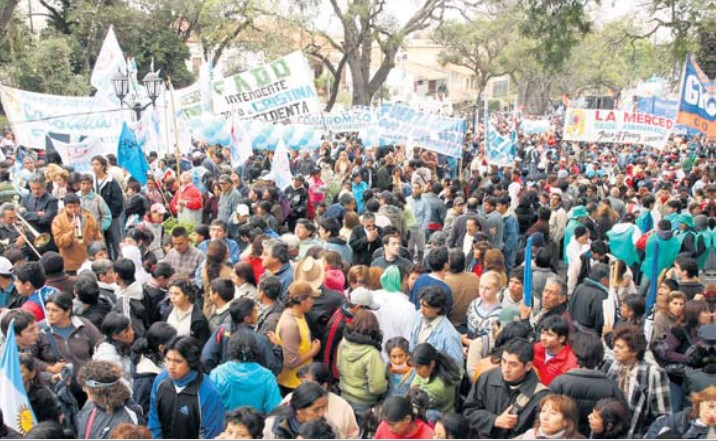 Basom1Bernardo's tweet photo. #ActoK 25 de Mayo de 2008 Compará los dos tuits.... El 1ro es Krispación esforzada sin generar entusiasmo y planeros pagos..... el siguiente tuit es bien diferente! https://t.co/0rtTje4eg5