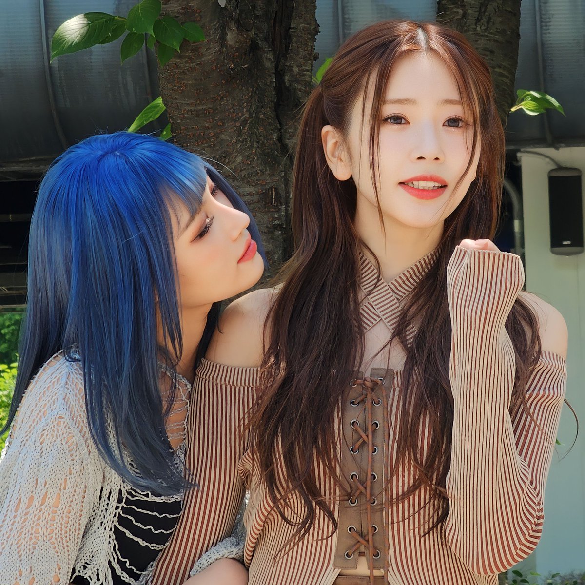Find someone who looks at you the way Siyeon looks at Jiu