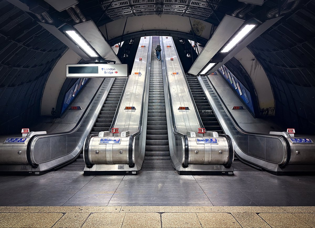 MrTimDunn's tweet photo. At the quiet end of a night, #EmptyUnderground reappears. And it’s then that the 90s style of the Jubilee line extension really thrills: just as much as the 2020s style of the Elizabeth line ever can. https://t.co/qSdg4rXl4t