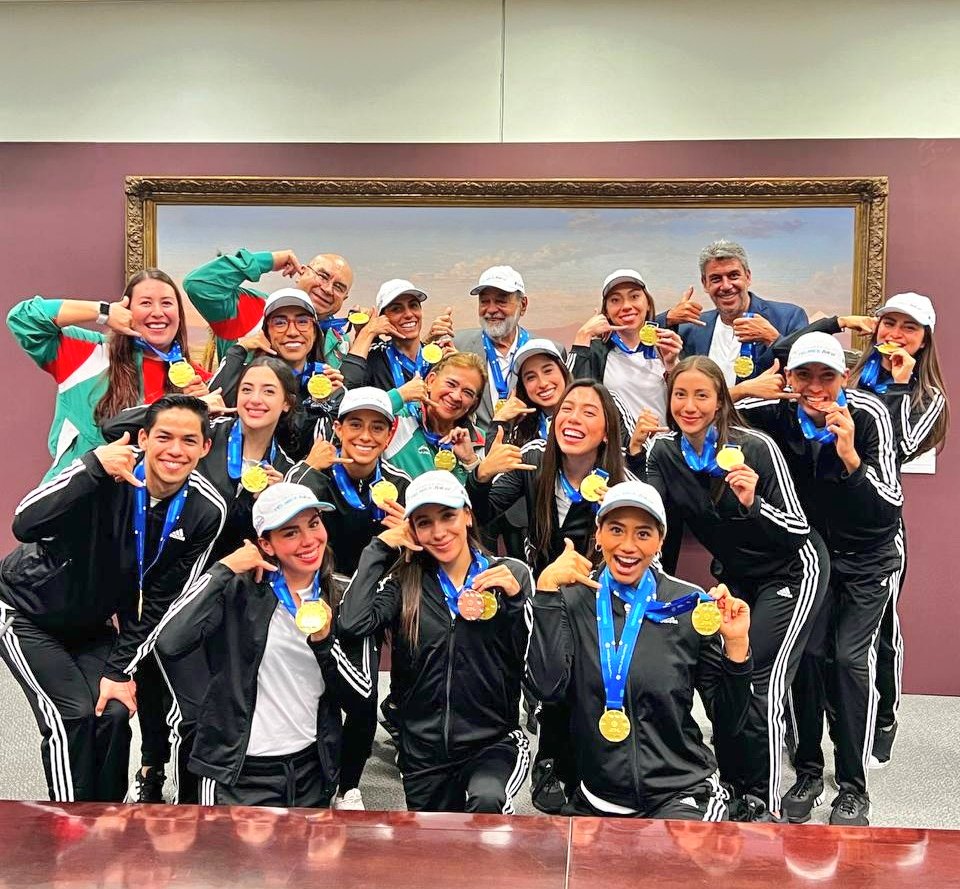 NuriaDiosdado's tweet photo. Felices de poder regresar y compartir con ustedes nuestras experiencia en Egipto.
@arturoelias nos pediste una medalla y te trajimos 🥇🥇🥇🥉 
GRACIAS @carlosslim @fundaciontelmex 🇲🇽 https://t.co/i1KbVYr5bf
