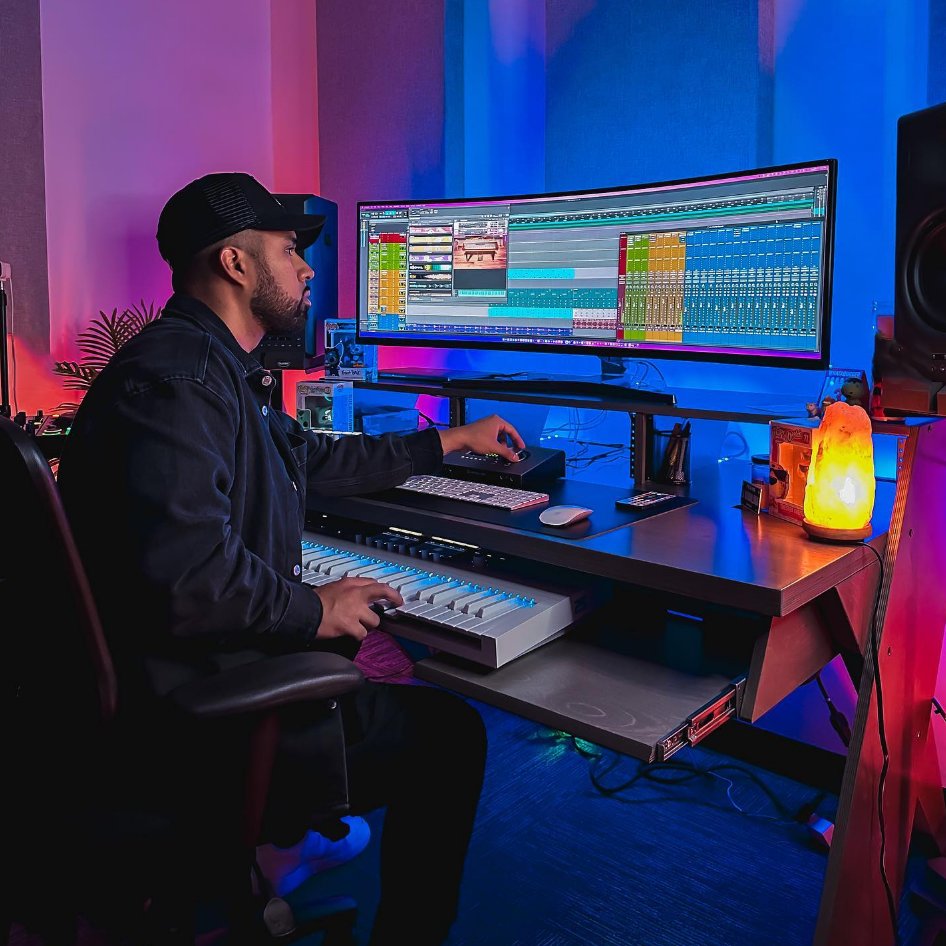 AvidProTools's tweet image. 🎹 Studio setup
📷 instagr.am/djrefreshsd
▶️ avid.com/pro-tools

#studiosetup #musicproducers #create #desksetup #daw #avidprotools #protools #avid