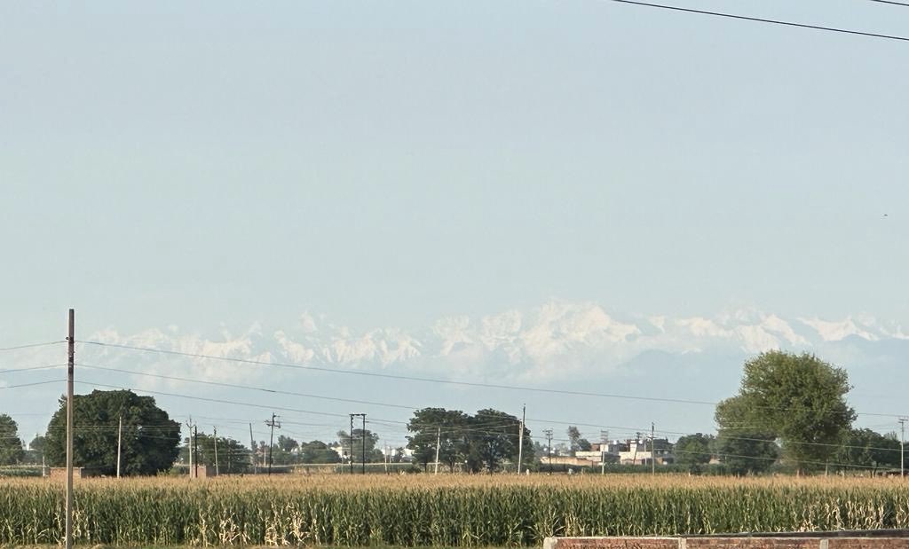 himan47agg_IAS's tweet photo. Clearly visible #Dhauladhar range which is about 150 km away from #Gurdaspur, after yesterday’s rain. #Nature at its best. https://t.co/qNq0IAvB41