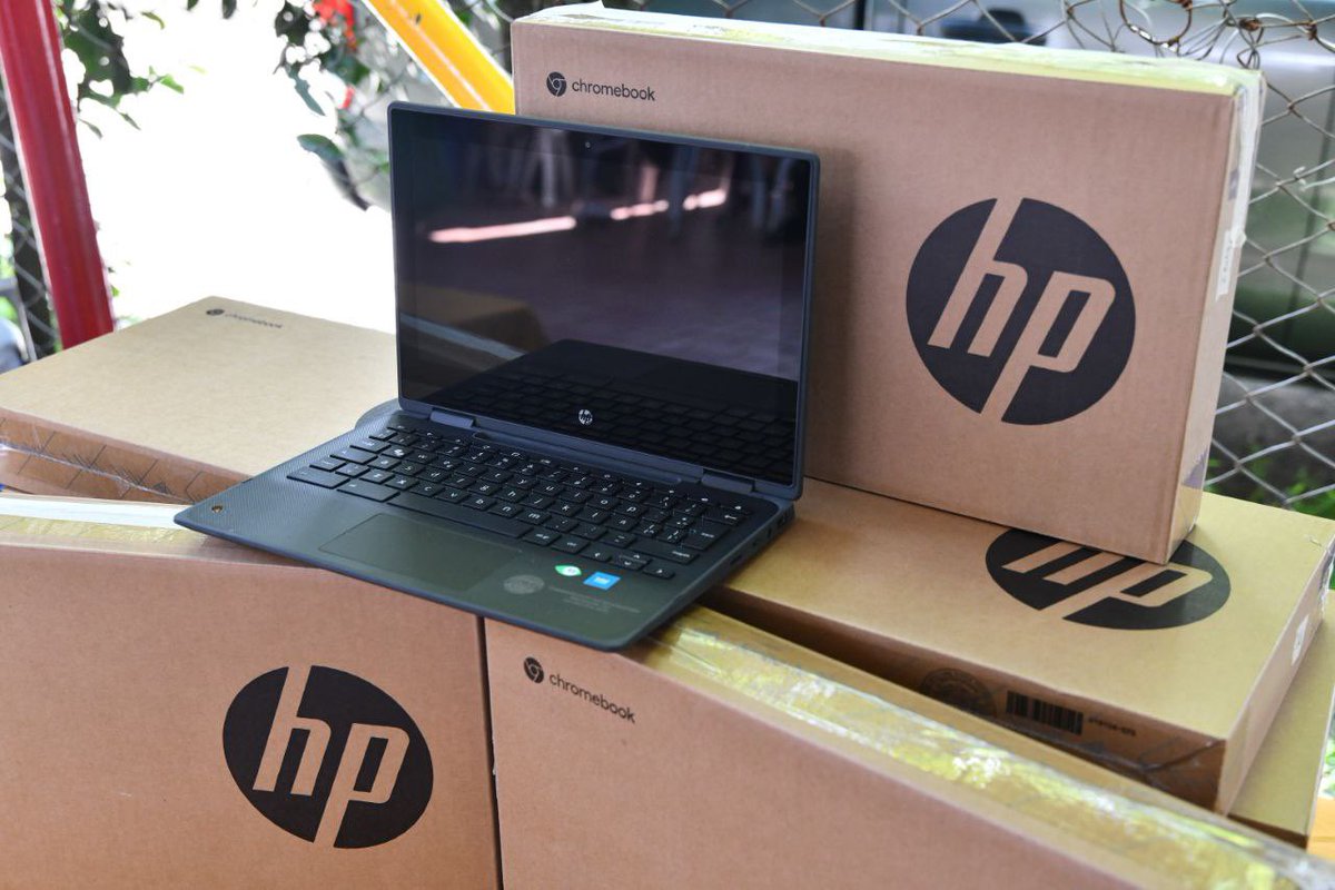¡Continuamos fortaleciendo el proceso de enseñanza y aprendizaje en zonas rurales!👩🏽‍🏫🙌🏼

#Hoy llegamos a la institución educativa del corregimiento de Puerto Olaya, en #Cimitarra, para entregar chromebooks o computadores portátiles a nuestros docentes y estudiantes 💻.