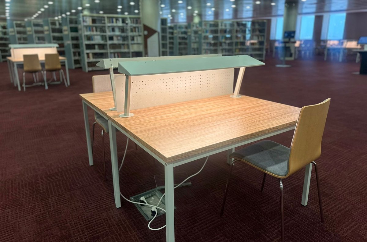 وفرت لنا جامعة الإمام عبدالرحمن بن فيصل مكتبة مركزية ضخمة ووفرت جميع سبل البحث ليسهل على الطالبة البحث والتقرير.