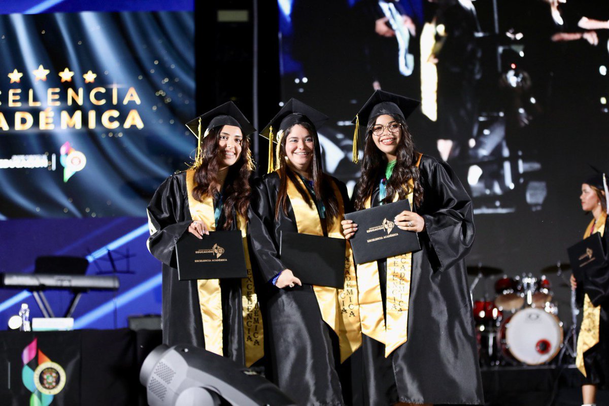 EDUCACIONPR's tweet photo. ⭐️¡Orgullo de Puerto Rico!⭐️
Sobre 1,500 estudiantes obtuvieron su merecido reconocimiento por mantener un promedio de 4.00 puntos en el nivel superior. Ustedes son ejemplo de dedicación y entrega, y por eso fueron reconocidos como estudiantes de Excelencia Académica. https://t.co/PgvDYy4sMW