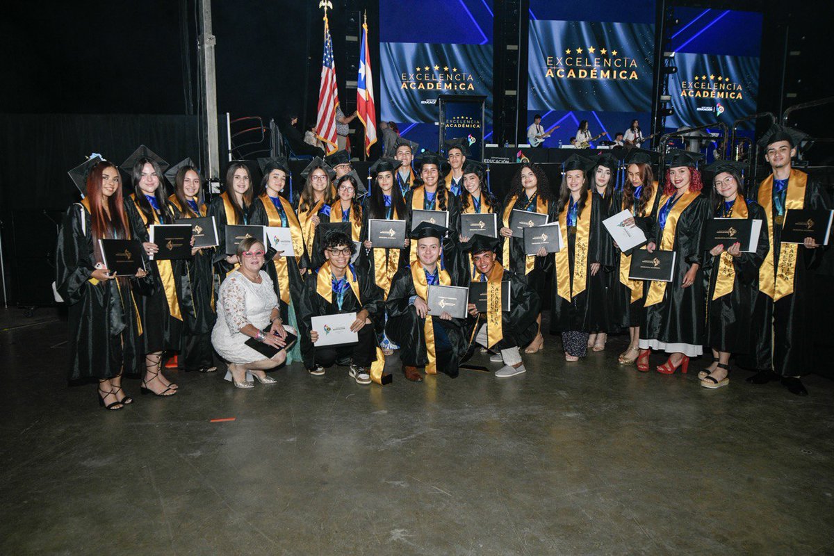 EDUCACIONPR's tweet photo. ⭐️¡Orgullo de Puerto Rico!⭐️
Sobre 1,500 estudiantes obtuvieron su merecido reconocimiento por mantener un promedio de 4.00 puntos en el nivel superior. Ustedes son ejemplo de dedicación y entrega, y por eso fueron reconocidos como estudiantes de Excelencia Académica. https://t.co/PgvDYy4sMW
