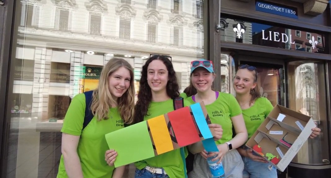 ESelberherr's tweet photo. Unsere 20 Micro-TramperInnen der  #HBLA_Elmberg und Wissenschaftskommunikator #BernhardWeingartner unterwegs am #Taubenmarkt in Linz.
Bei sommerlichen Temperaturen haben wir mit über 100 Passanten über #Mikrobiologie gesprochen🦠🔬☺️ @_CitizenScience #wissenschaftskommunikation https://t.co/eJq1jOQOMH