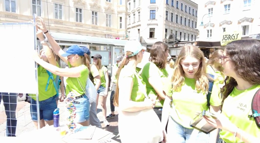 Evelyne Selberherr (@eselberherr) on Twitter photo Unsere 20 Micro-TramperInnen der #HBLA_Elmberg und Wissenschaftskommunikator #BernhardWeingartner unterwegs am #Taubenmarkt in Linz.
Bei sommerlichen Temperaturen haben wir mit über 100 Passanten über #Mikrobiologie gesprochen🦠🔬☺️ <a href="/_CitizenScience/">OeAD Citizen Science</a> #wissenschaftskommunikation Unsere 20 Micro-TramperInnen der #HBLA_Elmberg und Wissenschaftskommunikator #BernhardWeingartner unterwegs am #Taubenmarkt in Linz.
Bei sommerlichen Temperaturen haben wir mit über 100 Passanten über #Mikrobiologie gesprochen🦠🔬☺️ <a href="/_CitizenScience/">OeAD Citizen Science</a> #wissenschaftskommunikation