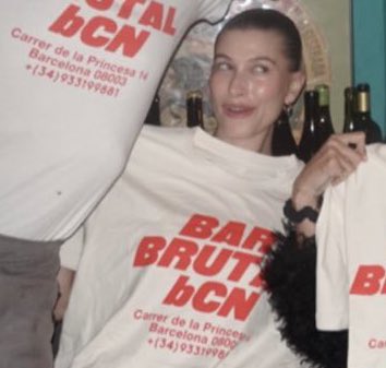 jdbxliwl's tweet photo. hailey bieber está en barcelona y oiha y yo estamos llorando fuertemente https://t.co/CentPze22L