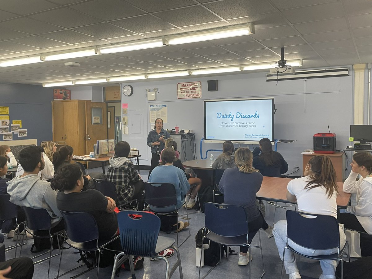 BethpageHS_Biz's tweet photo. Ms. Kugler’s management classes learned about small businesses with the help of Dainty Discards! #business @BethpageUFSD #wearebethpage https://t.co/sAHE0gcp83