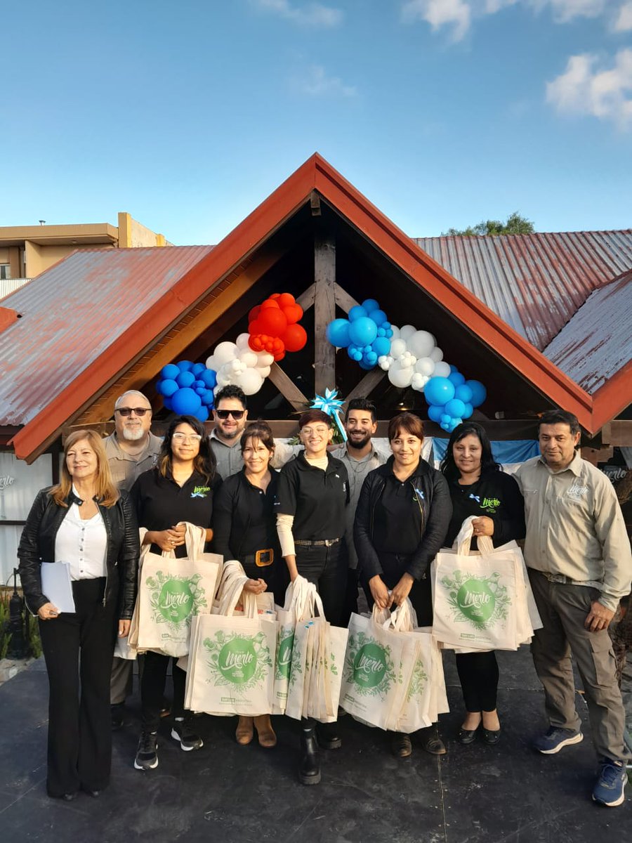 SantiagoTrobo's tweet image. El equipo de Merlo esperando a los primero pasajeros de llegan de chile.
@JAlvarezPinto el intendente recibirá a los primeros turistas en este hecho histórico para nuestra ciudad.
#SentiteParte