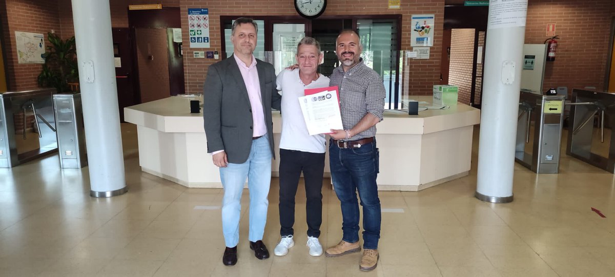 UnionporLeganes's tweet photo. 🤝 ACUERDO
Esta mañana #ULEG y RLT han firmado un acuerdo de compromiso para ayudar a la gestión y buen funcionamiento de la Ciudad Deportiva La Fortuna.
#ULEG #Leganés #ULEGProgreso #SentimosLeganés #ULEGesCambio #HoradeCambio #BuenoparaLeganés ⏰ https://t.co/YMbioqCrHn